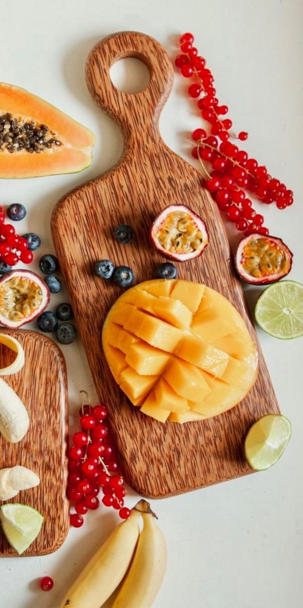 Tabla de madera de coco con frutas